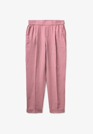 Różowe spodnie z mieszanki lnu z elastycznym pasem, bocznymi kieszeniami, prostymi nogawkami i mankietami, ułożone na płasko na białym tle.