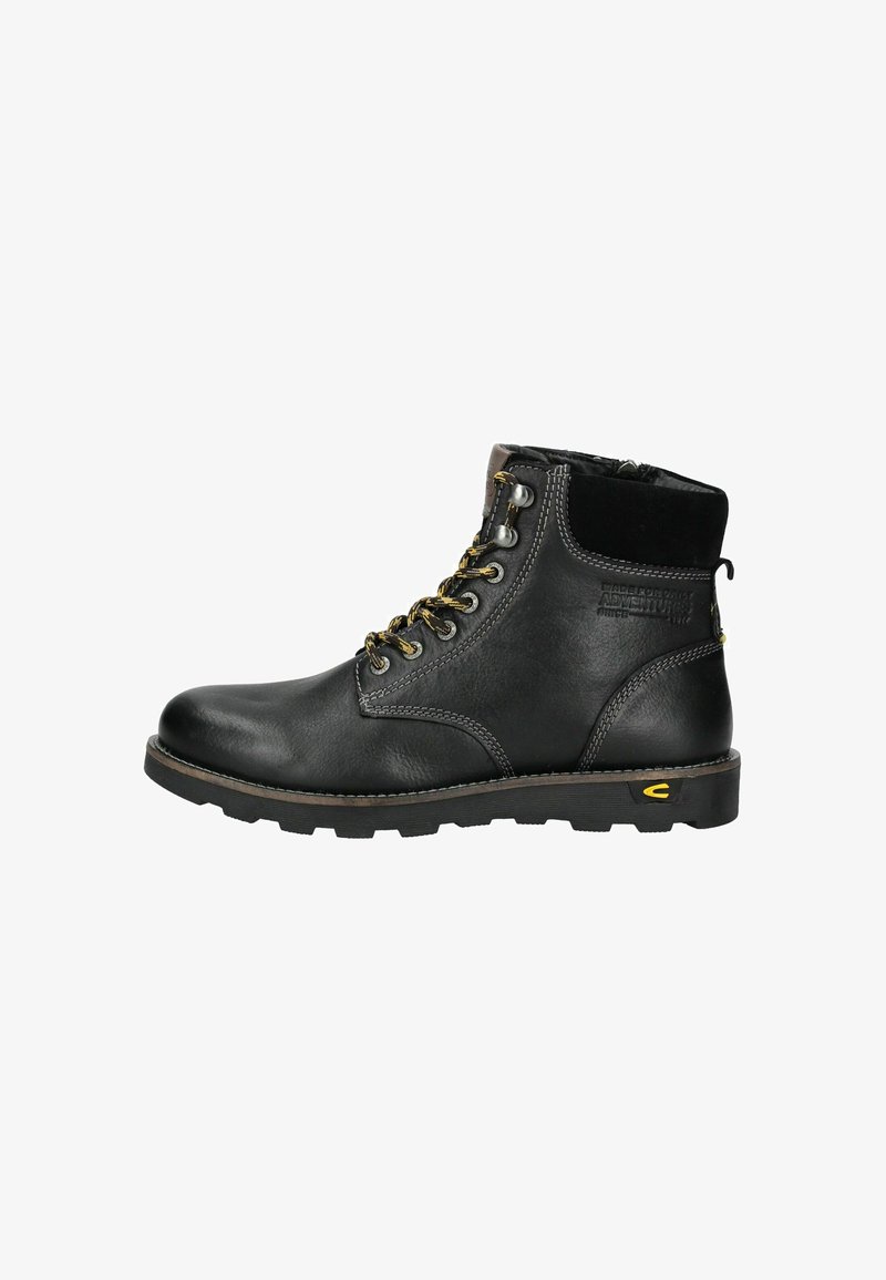 Stivaletto nero in pelle con superficie texturizzata, punta rotonda, suola con accenti gialli e occhielli in metallo. Caratterizzato da cuciture rinforzate e collo imbottito.