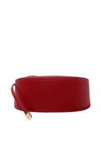 Cintura in pelle rossa con una texture liscia, caratterizzata da un design minimalista e un accento dorato vicino al fermo.