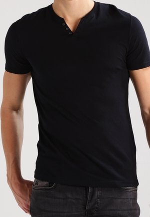 Czarny t-shirt z krótkim rękawem, dekoltem w serek oraz plisą na trzy guziki, wykonany z miękkiego materiału, o dopasowanym kroju i gładkiej fakturze.