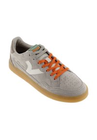 Sneaker grigio in suede con lacci arancioni e dettagli bianchi. Presenta una tomaia perforata e una suola in gomma naturale. Logo sulla linguetta.