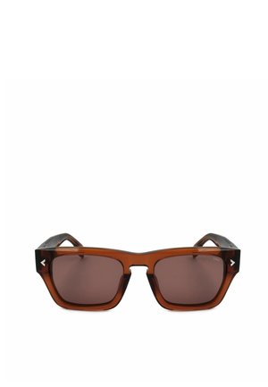 Occhiali da sole rettangolari marroni con lenti scure, finitura lucida e sottili accenti bianchi a forma di freccia sugli angoli esterni della montatura.