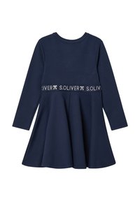 Granatowa sukienka z długim rękawem i rozkloszowanym dołem, z paskiem w talii ozdobionym srebrnym logo "S.Oliver" oraz gładką bawełnianą fakturą.