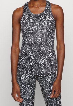 Camiseta sin mangas en blanco y negro con un patrón abstracto salpicado, fabricada con una tela suave y elástica, con un escote redondeado y detalles de logotipo.