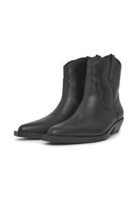 Stivali neri in pelle alla caviglia con punte appuntite, dettagli in cucitura laterale e tacco basso e inclinato. Texture liscia e design pulito.