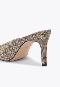 Scarpa con tacco alto e apertura sul retro, ricoperta di glitter multicolore oro e argento, con una punta affusolata e un tacco a stiletto texturizzato.
