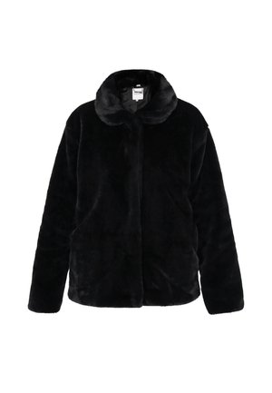 Czarna kurtka z sztucznego futra o miękkiej teksturze, z kołnierzem i zapięciem z przodu. Posiada długie rękawy i luźny krój, odpowiednia do noszenia na co dzień.