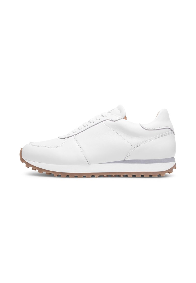 Sneaker bianca in pelle con lacci piatti, suola in gomma con piccoli battistrada e una striscia grigia sulla suola intermedia.