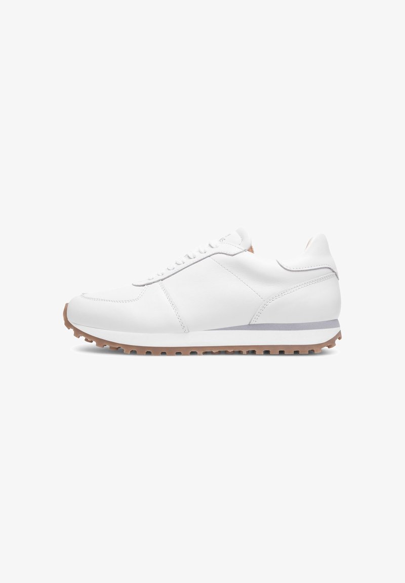 Baskets en cuir blanc avec des lacets plats, une semelle en caoutchouc dotée de petites rainures, et une bande d'accent grise sur la semelle intermédiaire.