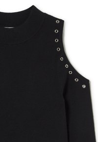 Top negro de punto sin mangas con cuello redondo alto y detalles de ojales plateados a lo largo del corte en el hombro.