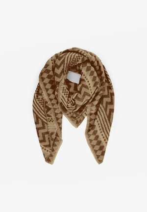 Écharpe triangulaire marron et beige avec des motifs en zigzag et géométriques, pliée en forme de boucle lâche sur fond blanc.