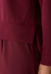comma casual identity WEICHES MIT LOGO-STICKEREI UND SEITENSCHLITZEN - Sweater - bordeaux