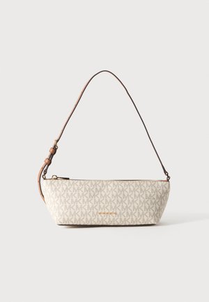 Petit sac à épaule rectangulaire beige avec bandoulière marron réglable et motif répétitif des initiales de la marque, fermeture zippée sur le dessus.