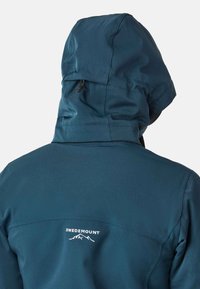 Türkisfarbene wasserfeste Jacke mit einer taillierten Kapuze, ausgestattet mit einem Reißverschlussdetail und einem Logo auf der Rückseite. Strukturiertes Gewebe mit glatter Oberfläche.