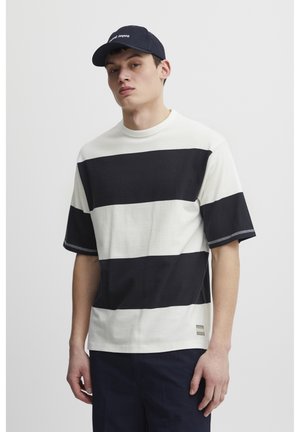 Prugasta majica u off-white i crnoj boji, s kratkim rukavima, okruglim izrezom i malim logotipom na rubu. Čvrsta tekstura.