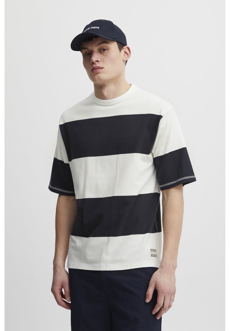 Casual Friday - WIDE STRIPED - T-shirt print - dark navy, Vergroten