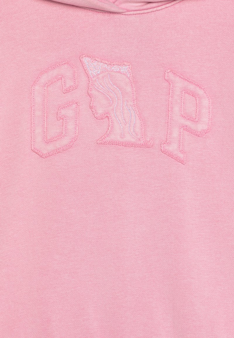 Rosa Sweatshirt mit gestickten "GAP"-Buchstaben. Enthält ein Design eines Frauenprofils mit langen Haaren. Weiche Textur und Kapuzenstil.