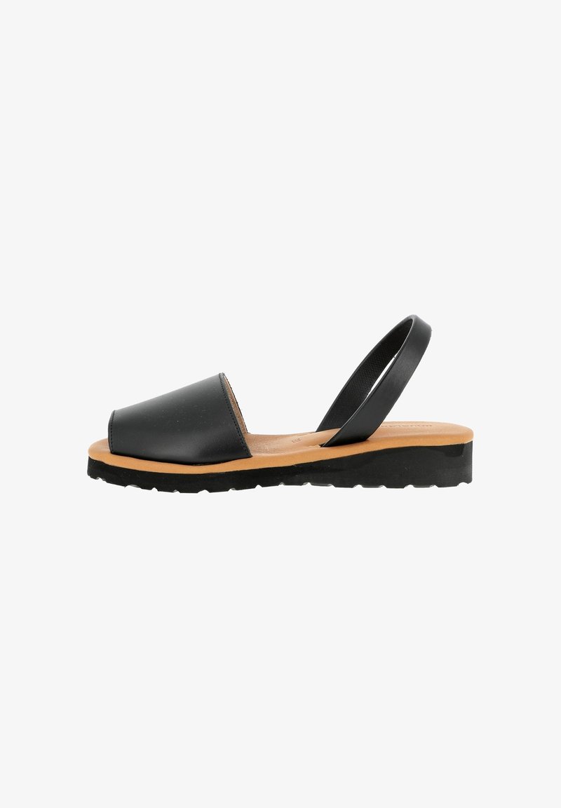 Crna kožna sandala otvorenih prstiju s jastučićem u boji konjaka, crnim remenom oko pete i crnim teksturiranim gumenim potplatom s bočne strane na bijeloj pozadini.