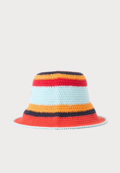 Chapeau seau crocheté avec des rayures horizontales rouge, bleu clair, orange et bleu marine sur un fond uni.