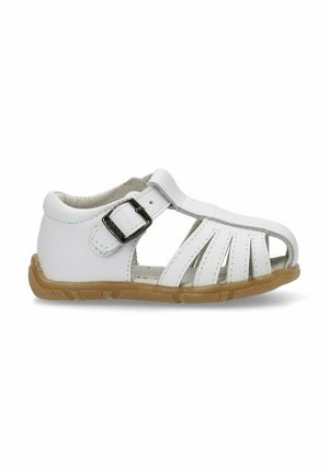 Sandalia de cuero blanco con diseño abierto, que presenta una correa con hebilla y múltiples cortes estrechos para ventilación. Suela de goma en marrón claro.