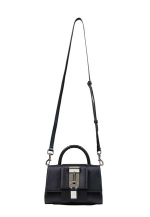Bolso de mano de cuero negro con asa superior y una correa larga ajustable para el hombro, con un cierre y candado de metal plateado en el frente.