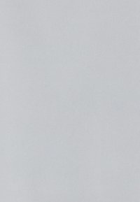 Texture de tissu gris clair avec une finition lisse et mate ; motif subtil et uniforme sur l'ensemble. Idéal pour des applications de tapisserie ou de vêtements.