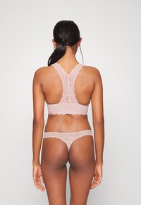 DKNY Intimates MODERN TRIM THONG - Stringi