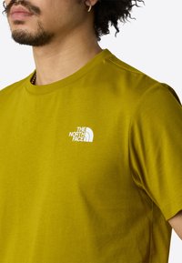 The North Face M SS BOX NSE TEE - Camiseta estampada - deep dijon woodland gre