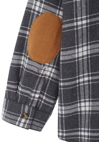 Grau karierte Flanellhemdärmel mit einem beigen Cordura-Ellebogenpatch, Knopfmanschette und weicher Textur mit weißen Gitterlinien.