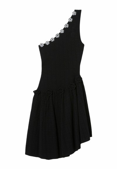 Vestito nero in maglia con una spalla, decorazioni floreali bianche lungo la scollatura e dettagli floreali neri in vita, con gonna svasata.