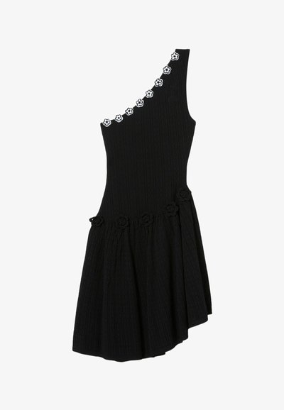Vestito nero in maglia con una spalla, decorazioni floreali bianche lungo la scollatura e dettagli floreali neri in vita, con gonna svasata.