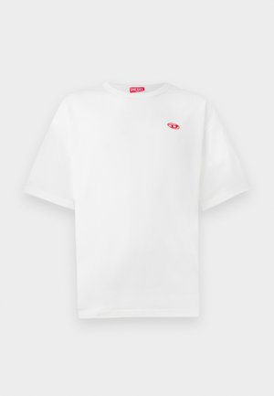 Camiseta branca de algodão com mangas curtas, gola redonda e etiqueta logo em vermelho "DIESEL". Apresenta um pequeno emblema vermelho no lado esquerdo do peito.