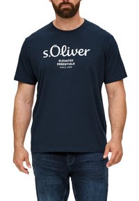 Tamsiai mėlynas medvilninis marškinėliai trumpomis rankovėmis, apvali iškirptė ir balta grafika su tekstu "s.Oliver Elevated Essentials Since 1969" priekyje.