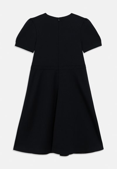 Μαύρο φόρεμα με κοντά μανίκια και στρογγυλή λαιμόκοψη, φούστα με μεσαίο μήκος, ύφασμα χωρίς ραφές και κλείσιμο με φερμουάρ στην πλάτη.