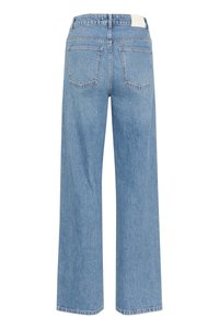 Lys blå vide denimbukser med høy midje, med to baklommer og et synlig læraktig lap på linningen.