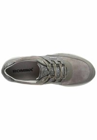 Baskets en suède gris avec un bout en cuir lisse, des accents de lacets métalliques, un col rembourré et une languette texturée, dotées d'une semelle en caoutchouc.