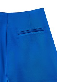 I pantaloni di tessuto blu presentano una vita piatta, una tasca posteriore singola e una texture liscia e lucida. Il design è semplice e sartoriale.