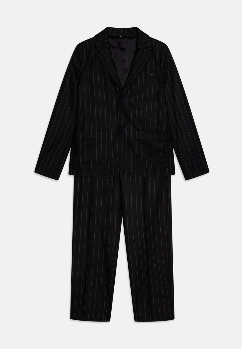 Schwarzer Nadelstreifenanzug mit einem einreihigen Blazer und glatten Beinkleidern, aus einem glatten Stoff gefertigt, mit zwei Fronttaschen am Sakko.