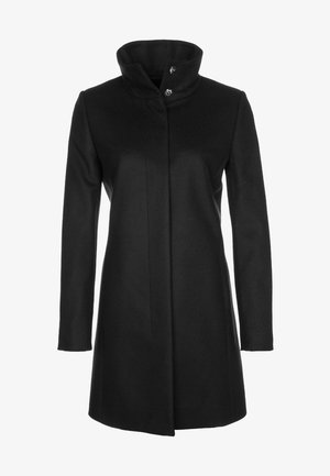 Abrigo negro de mujer hasta la rodilla con mangas largas, cuello alto y dos botones visibles en el escote.