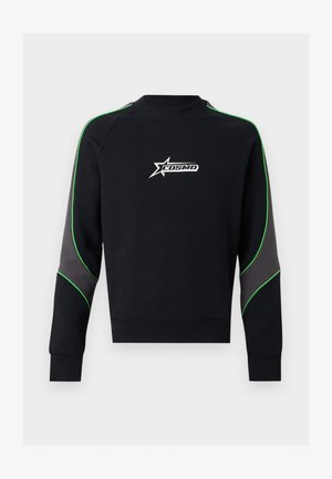Čierna mikina s okrúhlym výstrihom, sivými panelmi na rukávoch, zeleným lemovaním a bielym logom hviezdy "COSMO" v strede na hrudi.