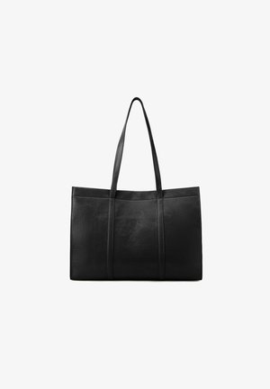 Grote zwarte lederen totebag met twee lange hengsels, een gladde textuur en zichtbare stikdetails. Minimalistisch ontwerp zonder versieringen.
