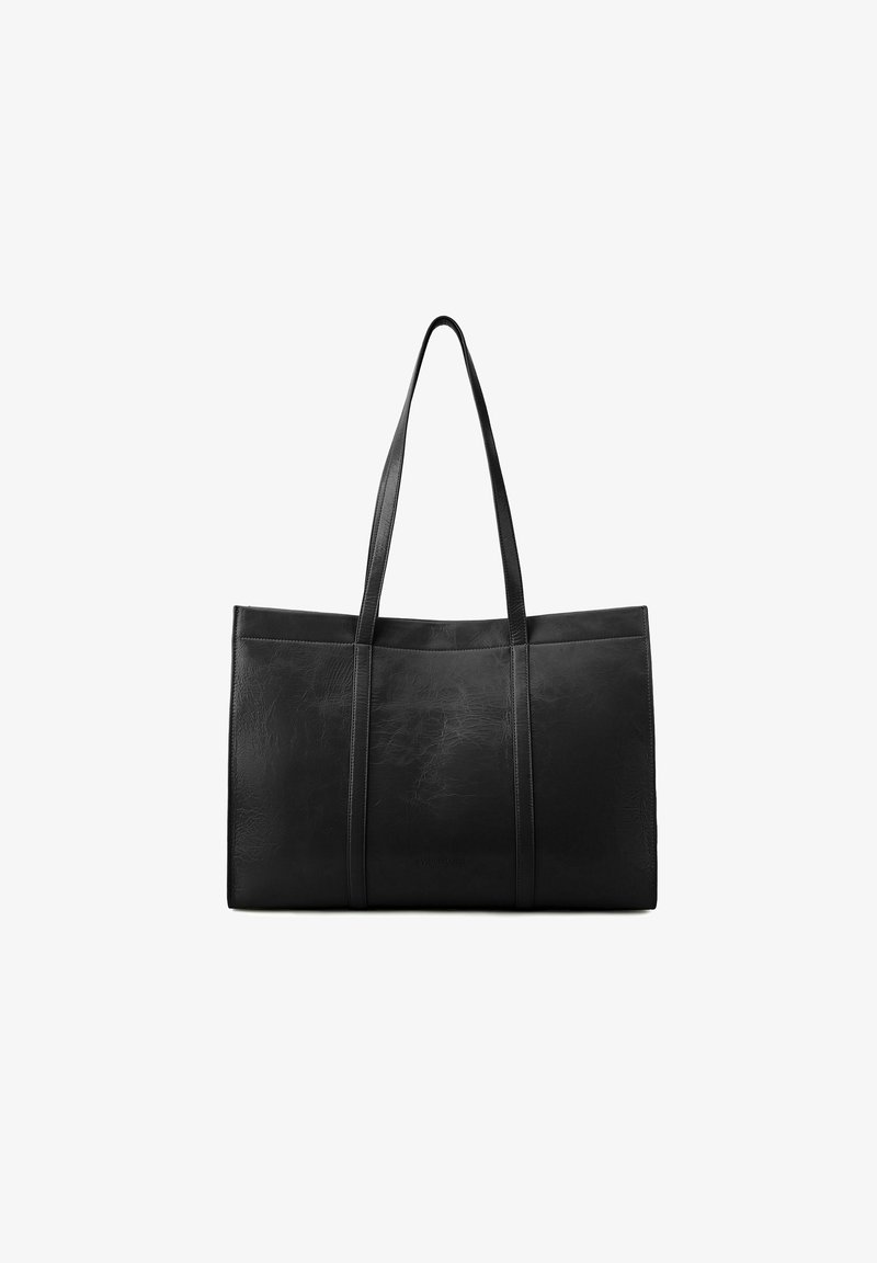 Grande borsa tote in pelle nera con due manici lunghi, texture liscia e dettagli di cucitura visibili. Design minimalista senza decorazioni.