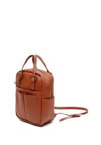 Sac à dos en cuir marron avec deux poches avant, une fermeture éclair et deux poignées supérieures. Caractéristiques des bretelles ajustables et une texture lisse.