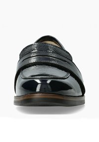 Mocassins en cuir verni noir avec une surface lisse, trois bandes texturées sur le devant et une semelle plate en bois.