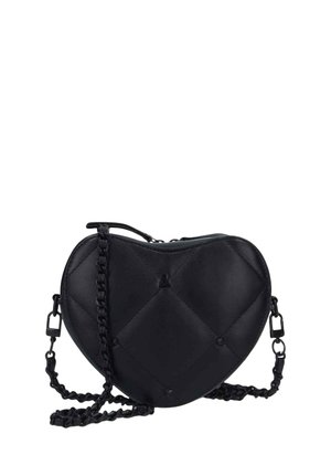 Borsa nera trapuntata a forma di cuore con tracolla a catena e chiusura con cerniera, mostrata su sfondo bianco.