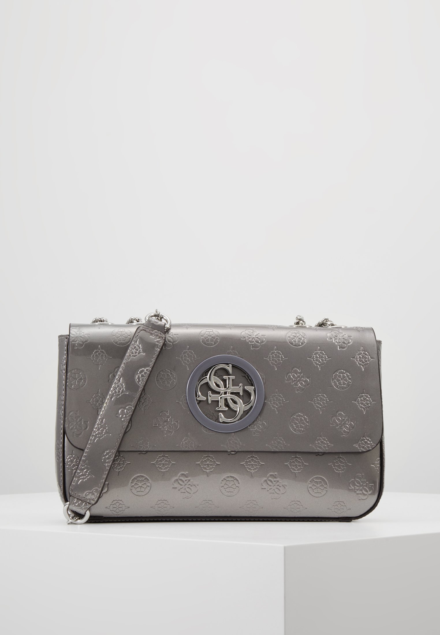 Guess OPEN ROAD CNVRTBLE XBODY FLAP Håndveske pewter Guess OPEN ROAD XBODY FLAP Håndveske white Zalando.no