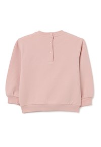 Sudadera rosa de manga larga, con puños acanalados y un detalle de botón en la parte posterior del cuello. Tejido suave y corte relajado.