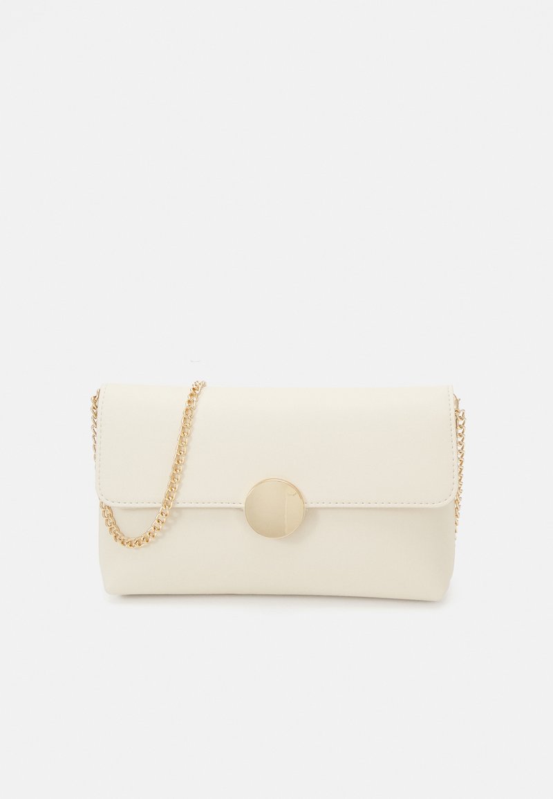 Pochette couleur crème avec une bandoulière en chaîne, dotée d'une fermeture circulaire en or. Fabriquée en matériau lisse, avec une forme rectangulaire structurée.