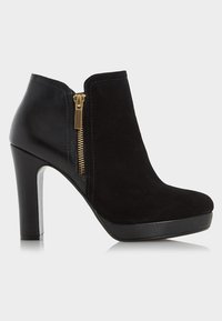 Botas negras hasta el tobillo con una mezcla de ante y cuero liso, que presentan un cierre dorado lateral, tacón alto y punta redondeada.