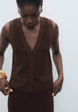Gilet en tricot marron avec un décolleté en V profond, agrémenté d'une fermeture à boutons sur le devant. Texture lisse avec un subtil détail de côtes.